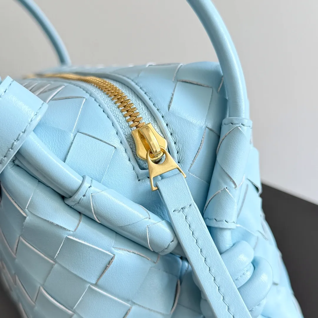 Batch 1360 BOTTEGA VENETA 2024 new loop is here! ! Many girls who like BV have owned the Loop bag. It has a simple appearance, classic weaving, and a compact and lightweight bag shape. This innovation continues the "camera bag" shape. Unlike the traditional Loop bag, which can only be worn as a crossbody bag, this innovation It can be carried by hand or cross-body, satisfying both the concave shape and daily needs. The oversized buckle can be folded and used as a handle. The sultry heat in summer ☀️ usually reduces people's desires. Having a lightweight bag will greatly enhance the happiness of traveling🫧 Style number: 796615 Size: 19*12*9cm